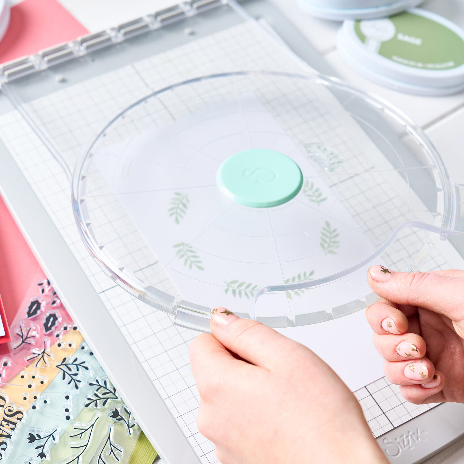 Stencil & Stamp Tool Accessory Stamp & Spin Tool von Sizzix in Aktion mit grünen Details.