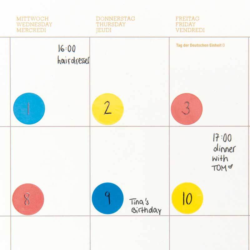 Office Sticker Punkte 15mm 4 Bogen: Kalender mit bunten Punkten in Neongelb und Neonpink zur Organisation.