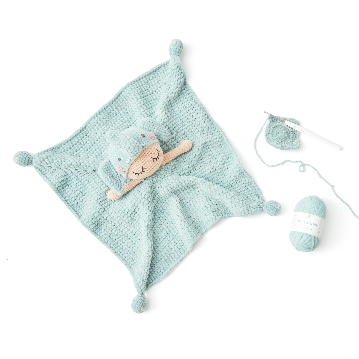 Ricorumi Baby Blankies Nilli Nilli zeigt eine weiche Decke in Aqua, Lachs, Schokolade, Creme und Nude von Rico Design.