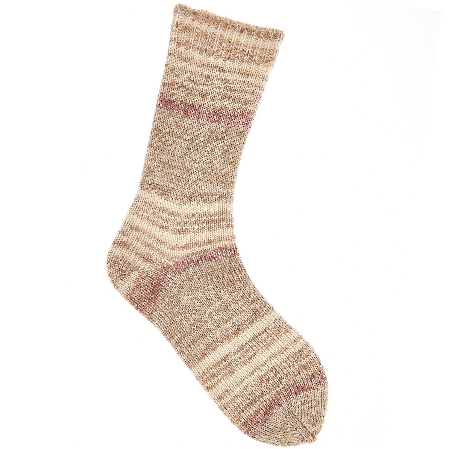 Superba Sky Waves 6fädig: Beige gestrickte Socke aus Rico Design Wolle, 150g, 420m, auf weißem Hintergrund.