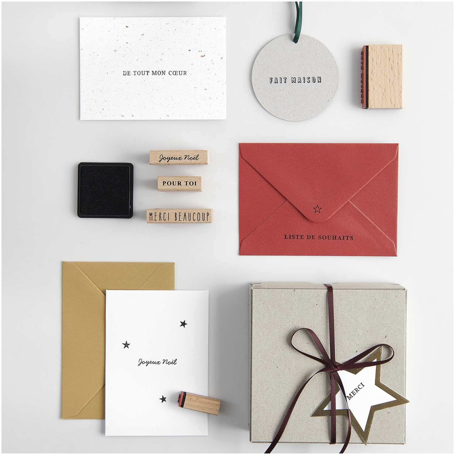 Paper Poetry XL Stempelset mit französischen Texten, 31-teilig, zeigt Karten, Umschläge und Stempel in verschiedenen Farben.