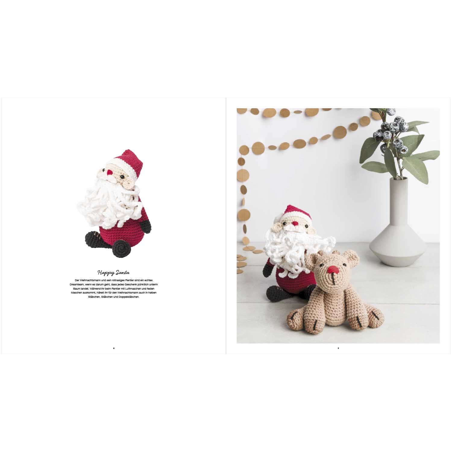 Ricorumi Jolly X-Mas Classical: Ein gehäkelter Weihnachtsmann und Rentier von Rico Design, dekorativ arrangiert neben einer Vase.