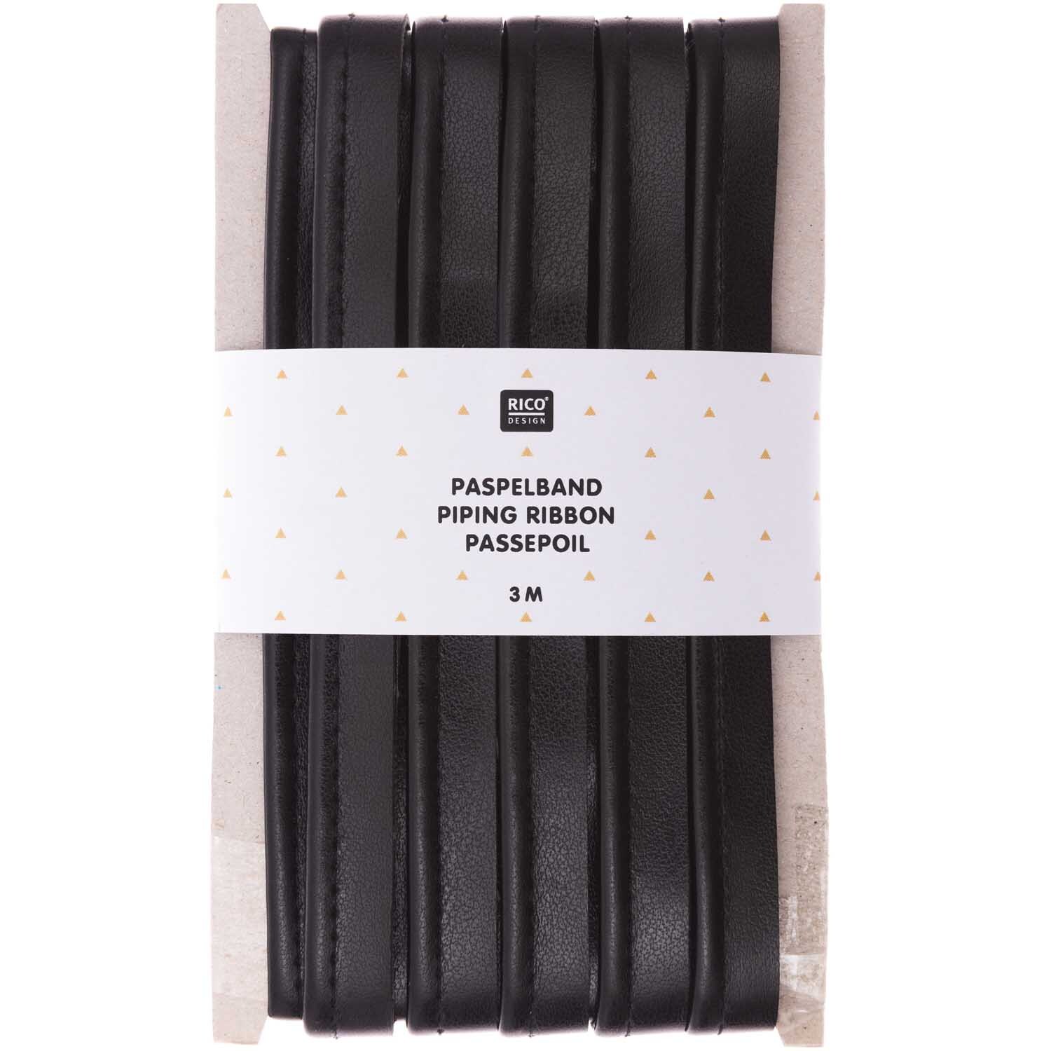 Paspelband Kunstleder von Rico Design, 1cm breit, 3m lang, in Schwarz auf Kartonverpackung.