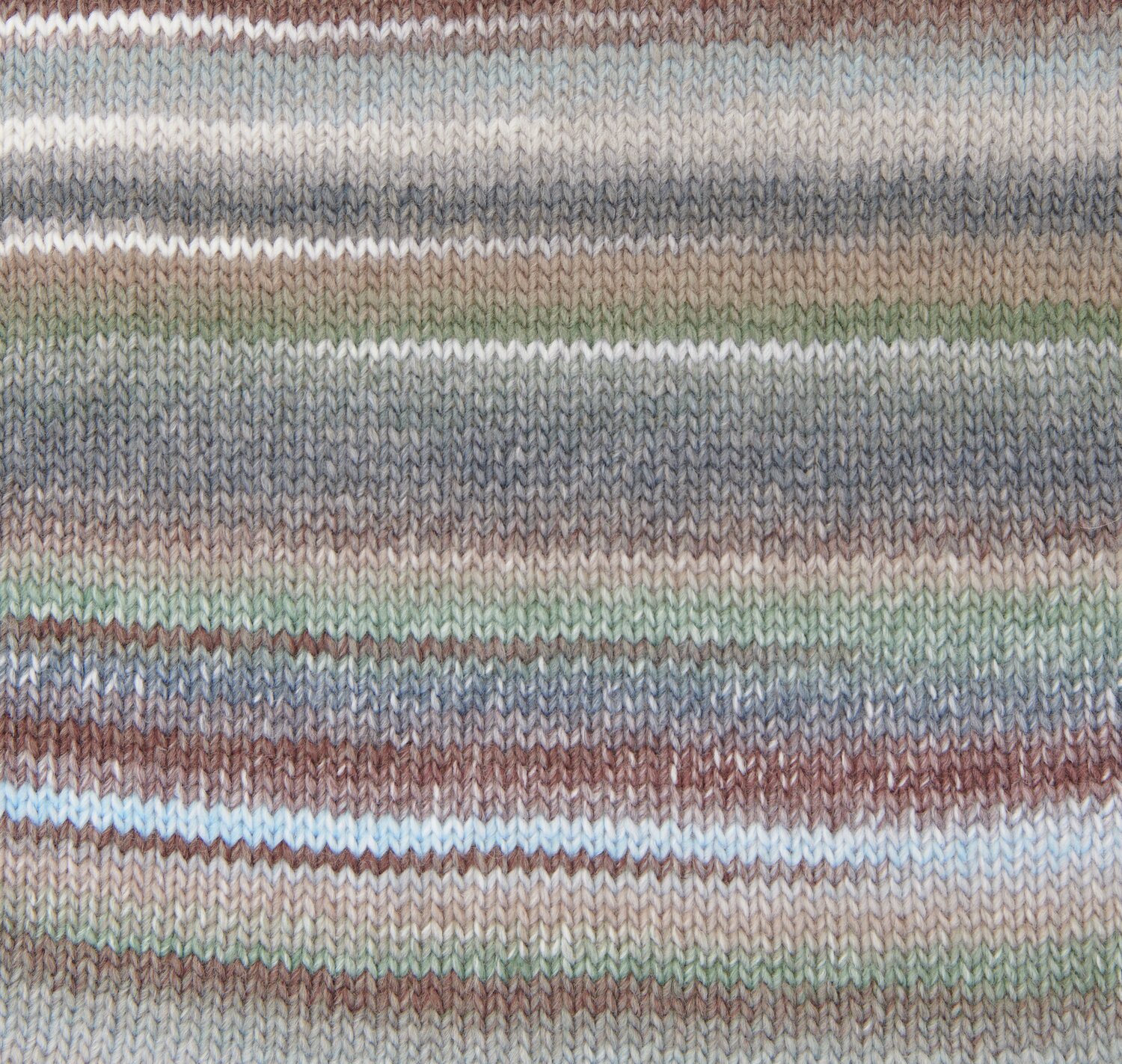 Creative Melange chunky: Gestricktes Muster in natürlichen Tönen von Rico Design, ideal für Winterprojekte.