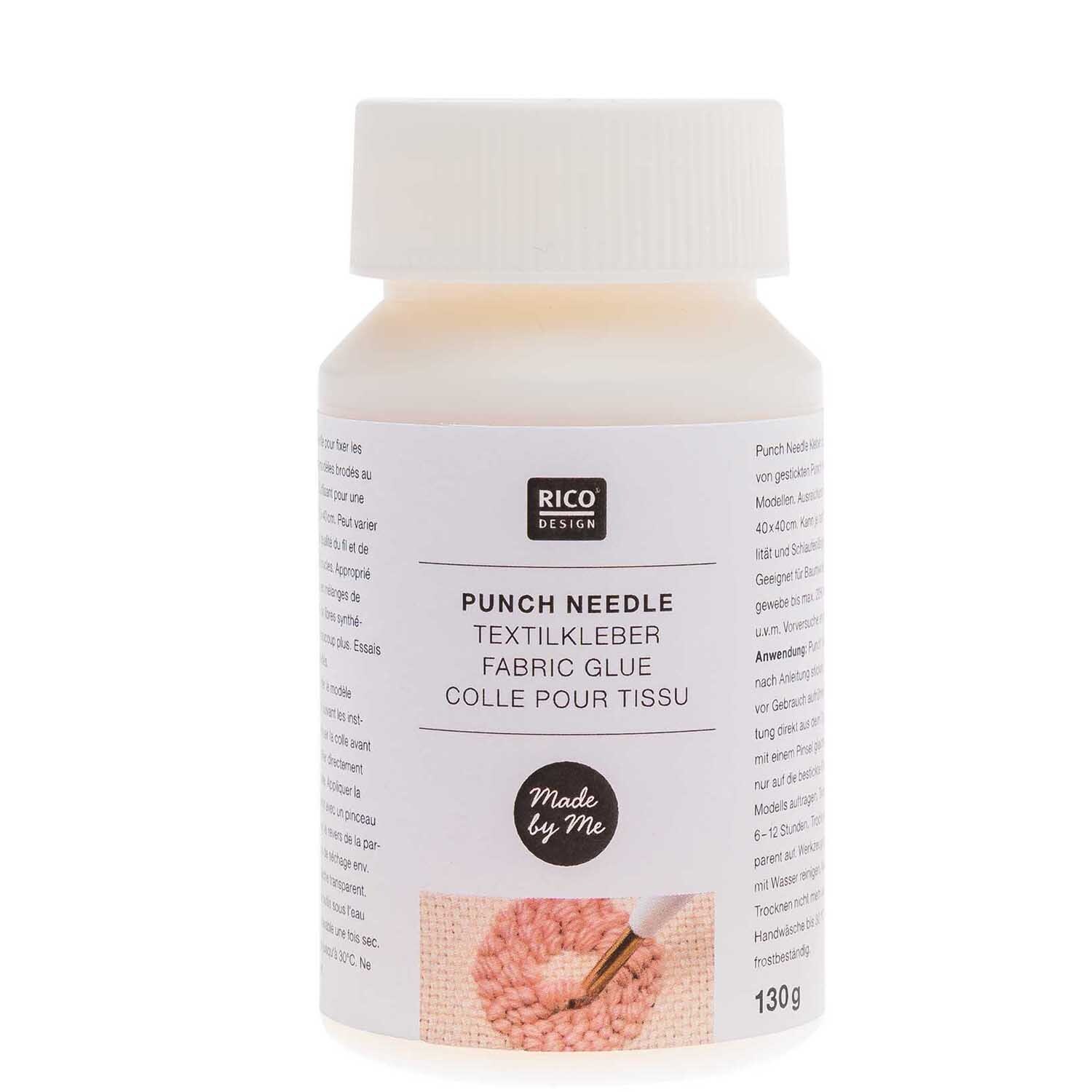 Punch Needle Textilkleber von Rico Design in einer weißen Flasche mit Etikett und 130g Inhalt.