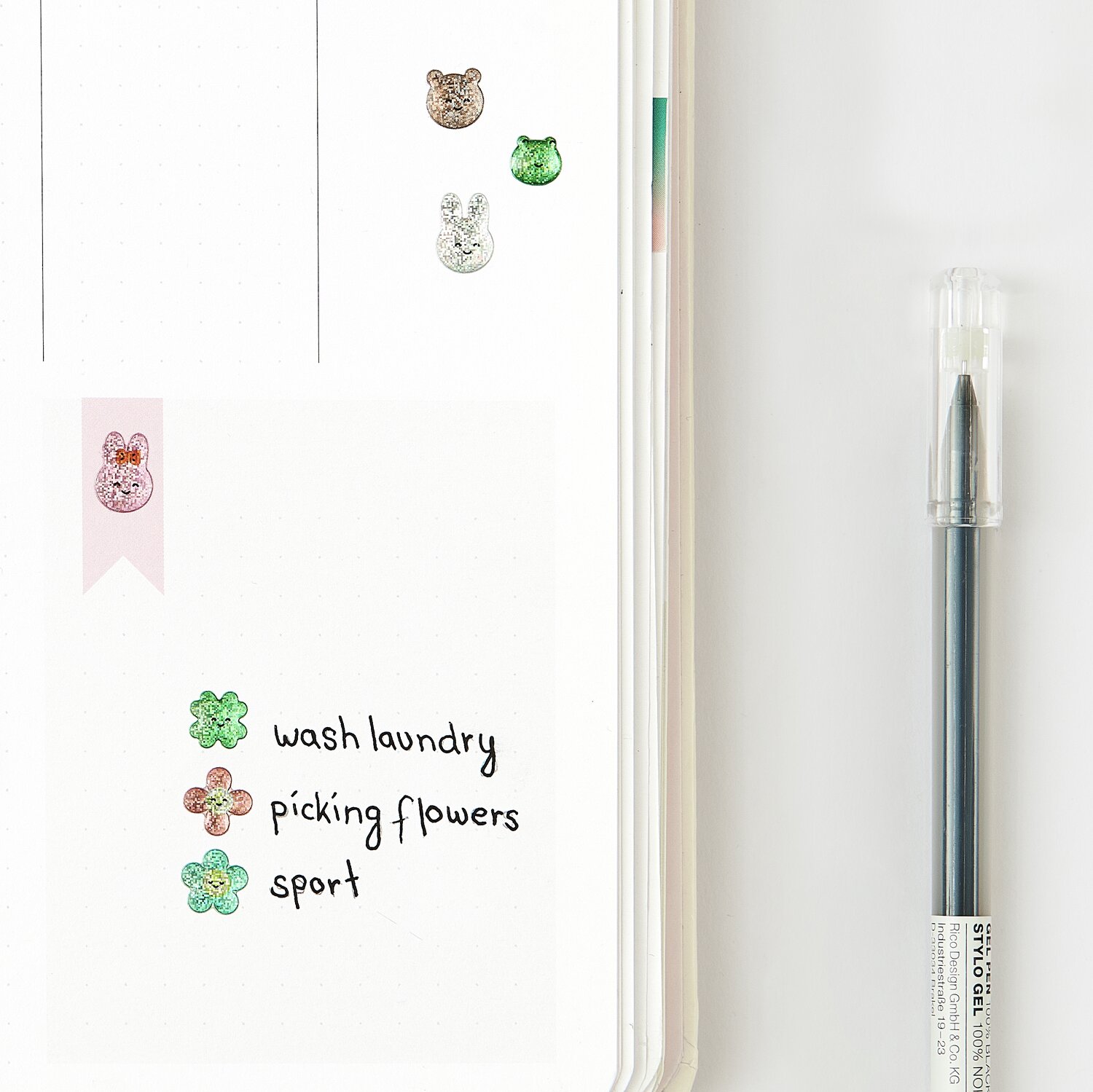 Paper Poetry Gelsticker Chingu: Niedliche Tiersticker in Braun, Silber und Grün auf einem Notizbuch.