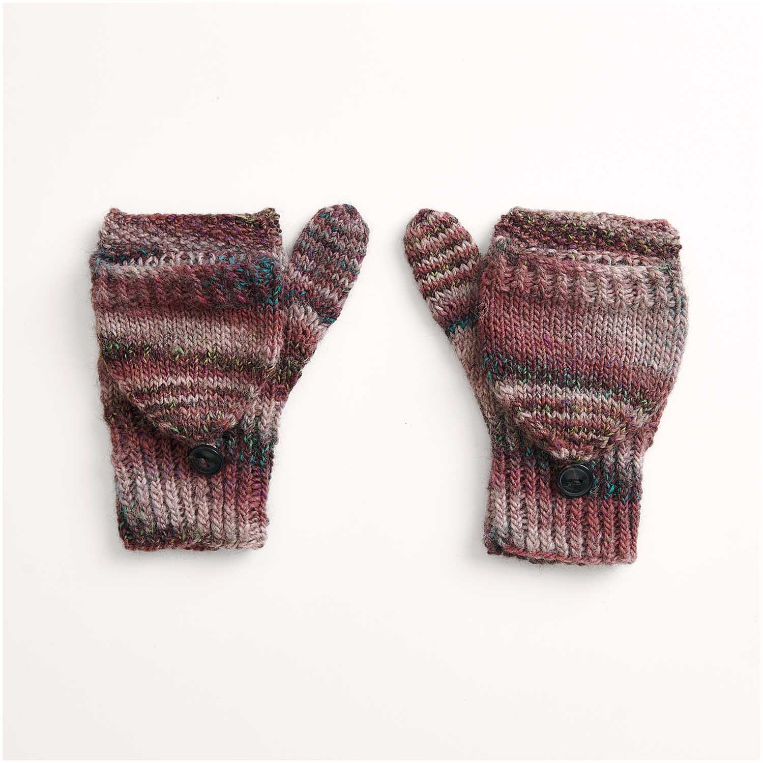 Strickset Fäustlinge Modell 27: Handgestrickte Fäustlinge in melierten Rottönen mit Knopfdetails auf weißem Hintergrund.