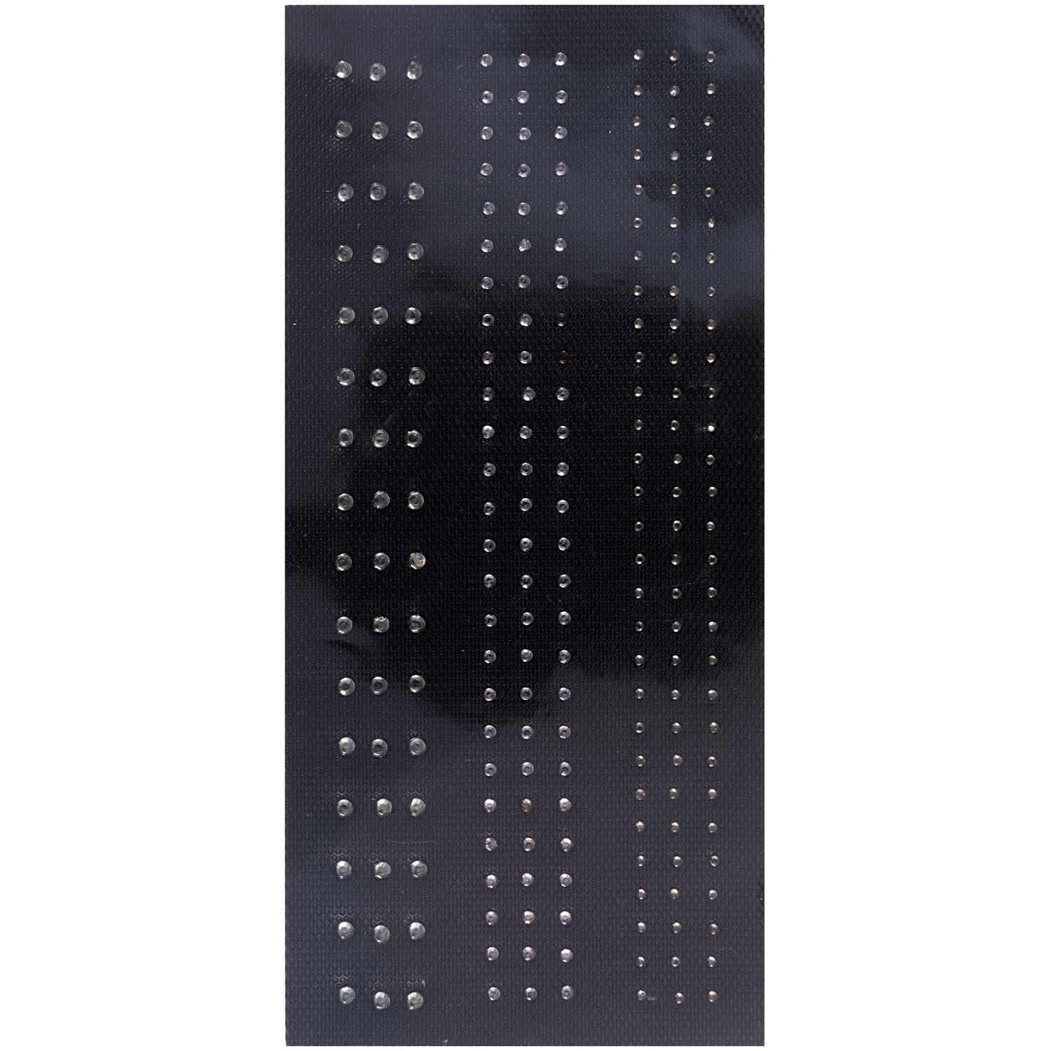 Bügelmotiv Streifen grau 2-4mm Strass von Rico Design zeigt glänzende Strasssteine in Reihen auf schwarzem Hintergrund.