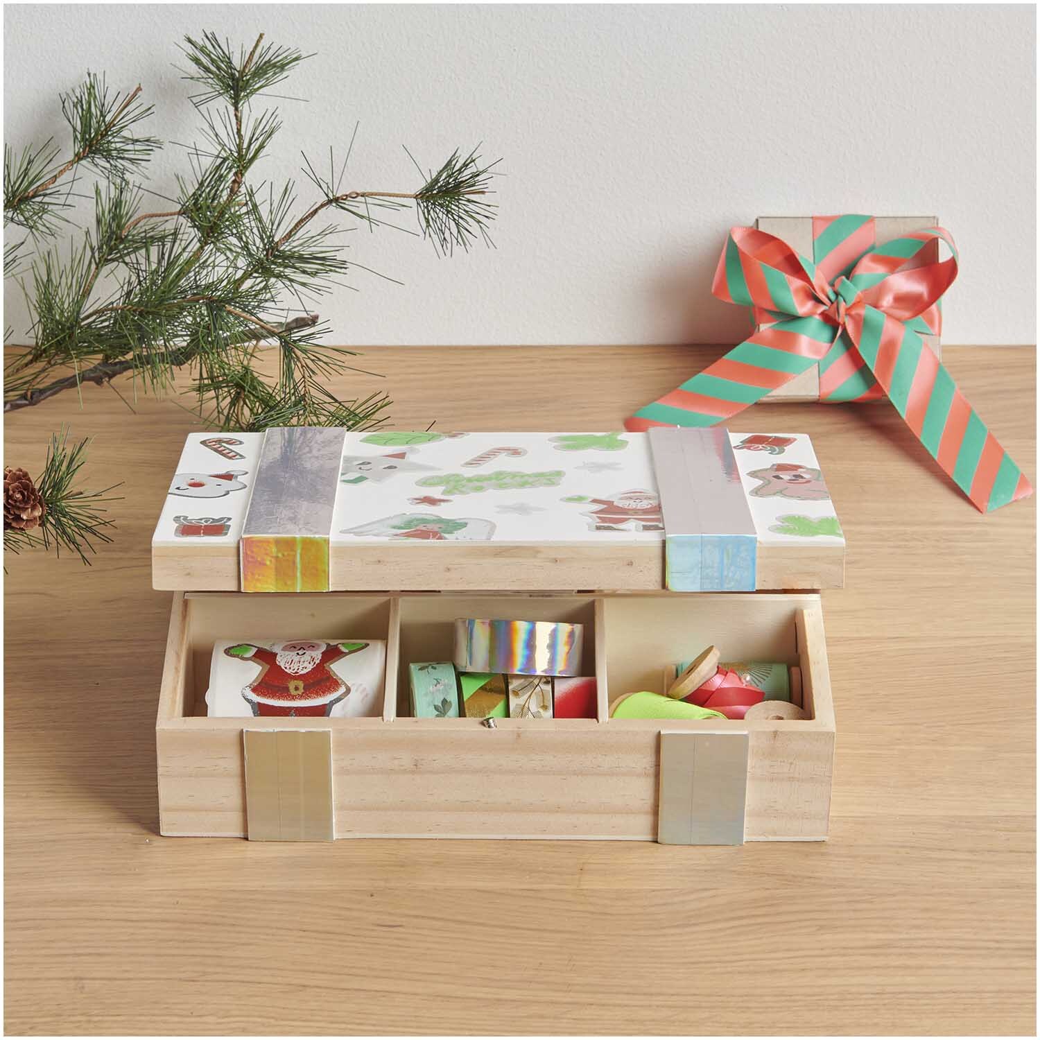 Aufbewahrungsbox aus Holz mit 6 Fächern, dekoriert mit buntem Geschenkband, ideal für kreative Aufbewahrungslösungen.