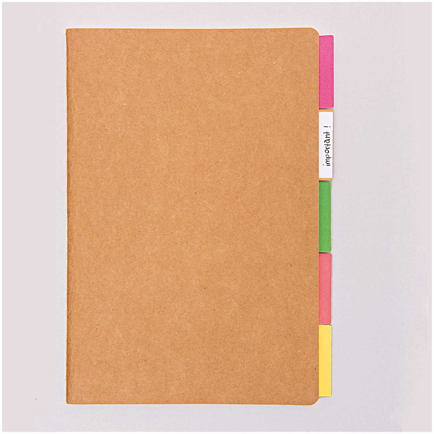 Paper Poetry Notizbuch A6 mit Kraftpapier-Einband und bunten Registerkarten, ideal für Notizen.