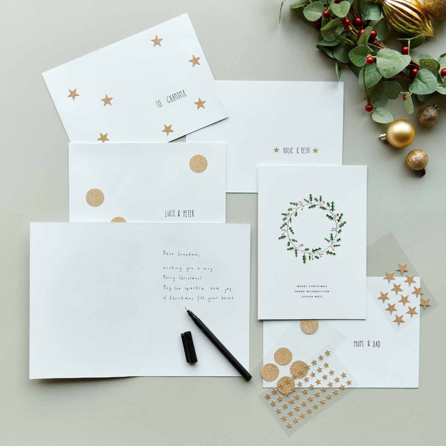 Paper Poetry Kartenset Kranz A5 weiß zeigt elegante Karten mit goldenen Sternen und Kranzmotiv. Ideal für festliche Grüße.