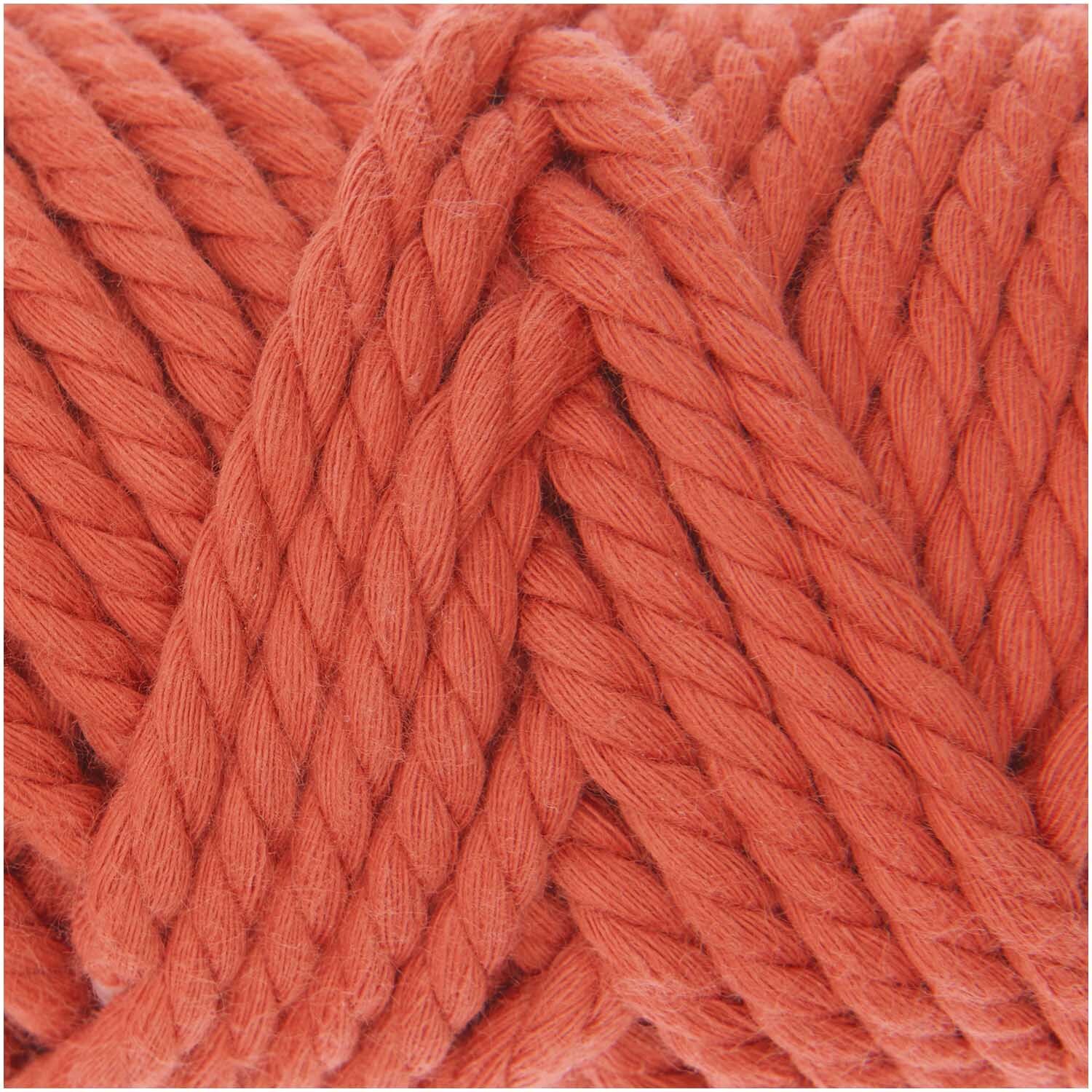 Creative Cotton Cord Makramee-Garn in Azalee von Rico Design, 130g, 25m. Nahaufnahme zeigt die weiche, gedrehte Struktur des Garns.