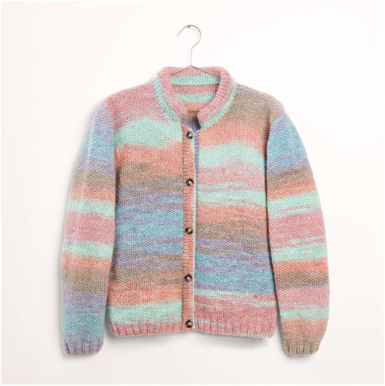 Strickset Jacke Modell 23 aus Die Neue Masche Nr. 7, pastellfarbene Strickjacke mit Knöpfen.
