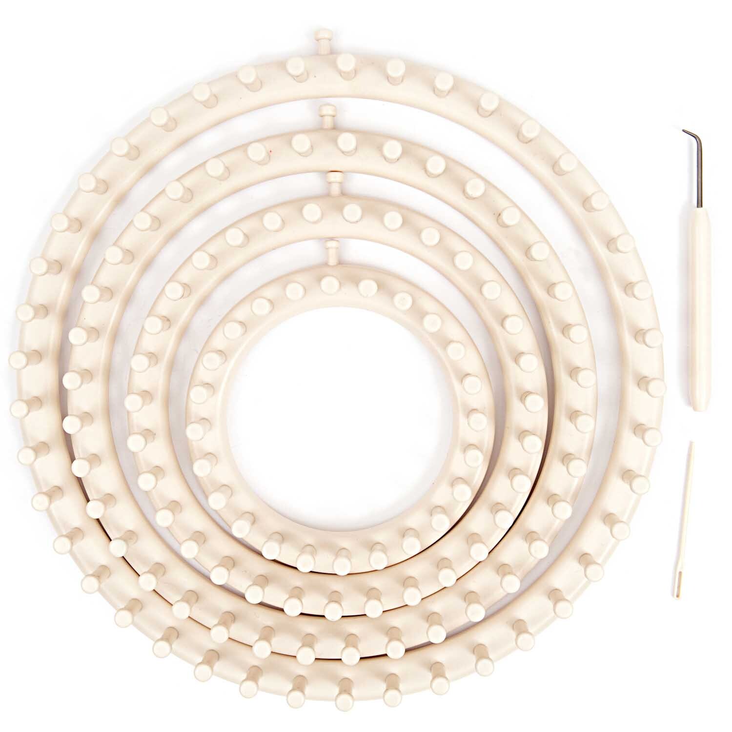 Strickring 4er Set von Rico Design in Beige, bestehend aus vier unterschiedlich großen Ringen und zwei Werkzeugen, ideal zum Stricken.