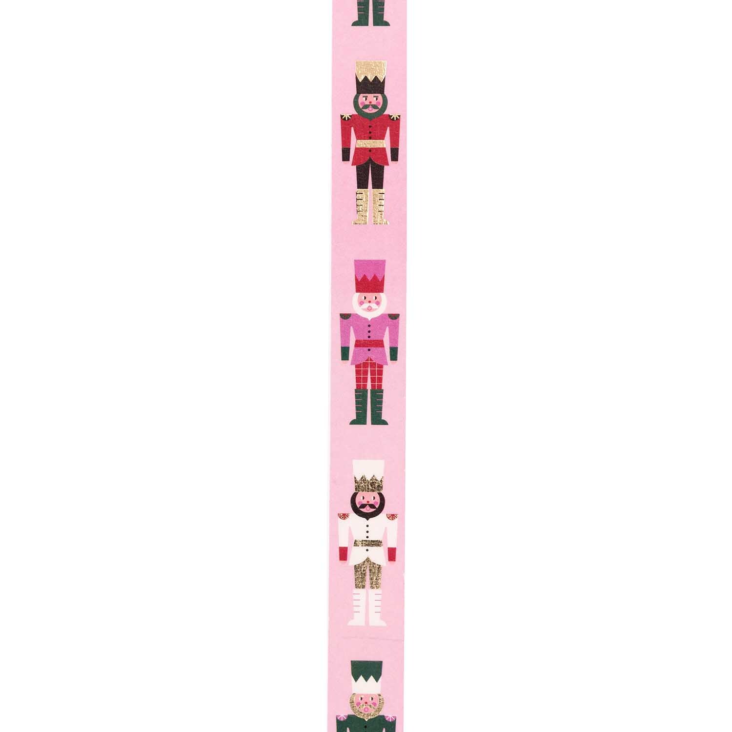 Paper Poetry Tape Nussknacker pink 1,5cm 10m zeigt bunte Nussknacker auf rosa Hintergrund. Ideal für kreative Bastelprojekte.