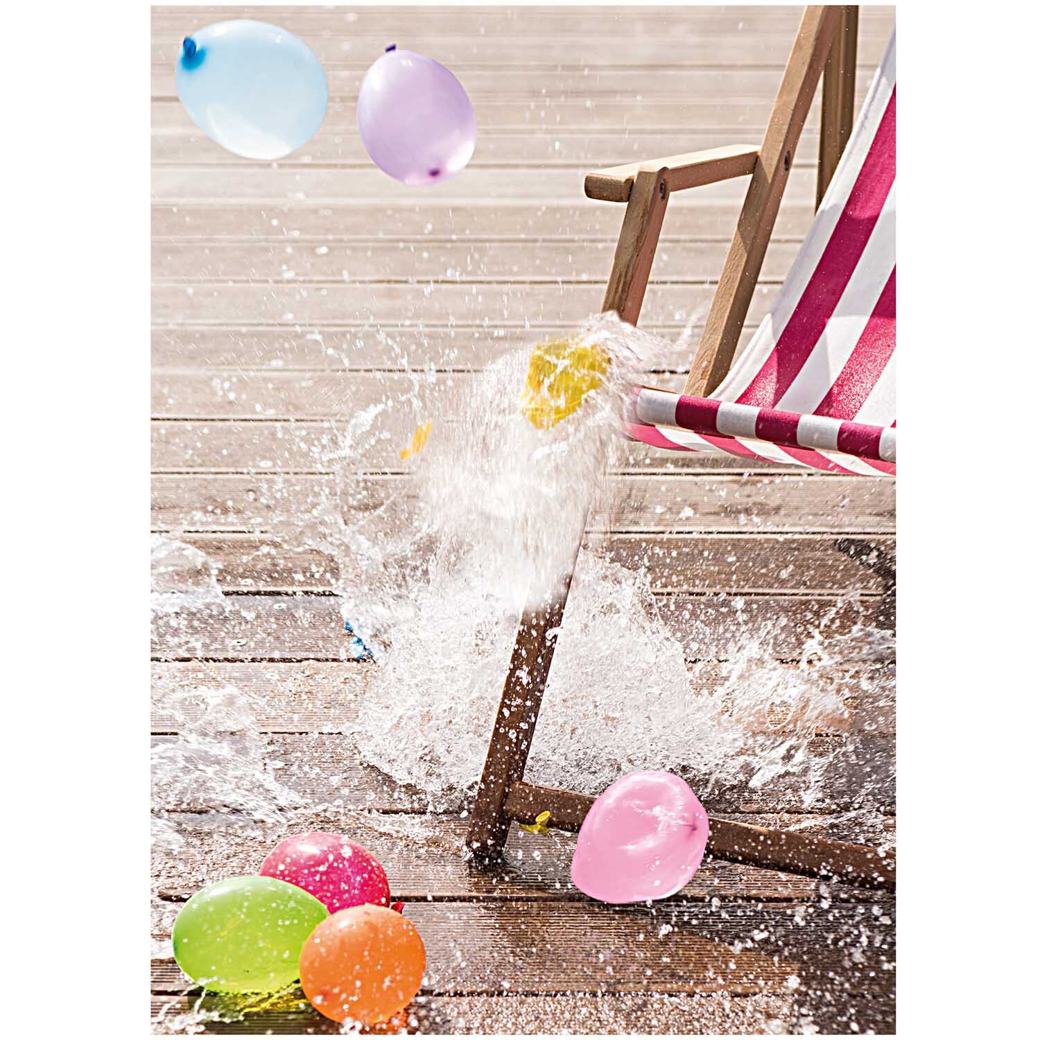 Miniballons Wasserbomben spritzen auf einem Holzdeck neben einem gestreiften Liegestuhl. Ideal für sommerliche Wasserschlachten.