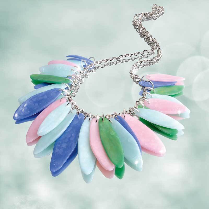 FIMO effect: Halskette mit bunten, perlmuttartigen Anhängern in Blau, Flieder und Roségold.
