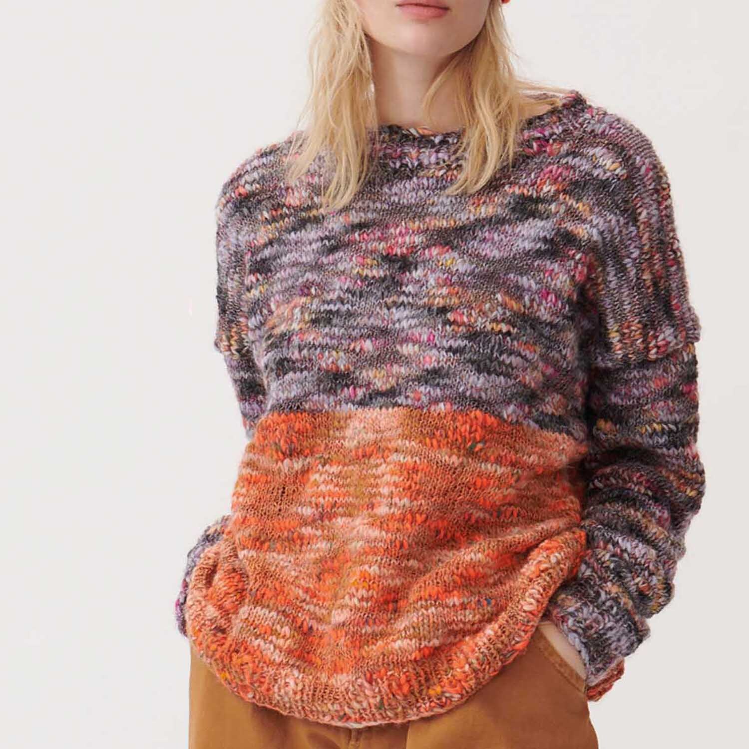 Creative Wooly Waves Pullover in buntem Strickmuster, getragen von einer Person. Perfekt für kühle Tage.