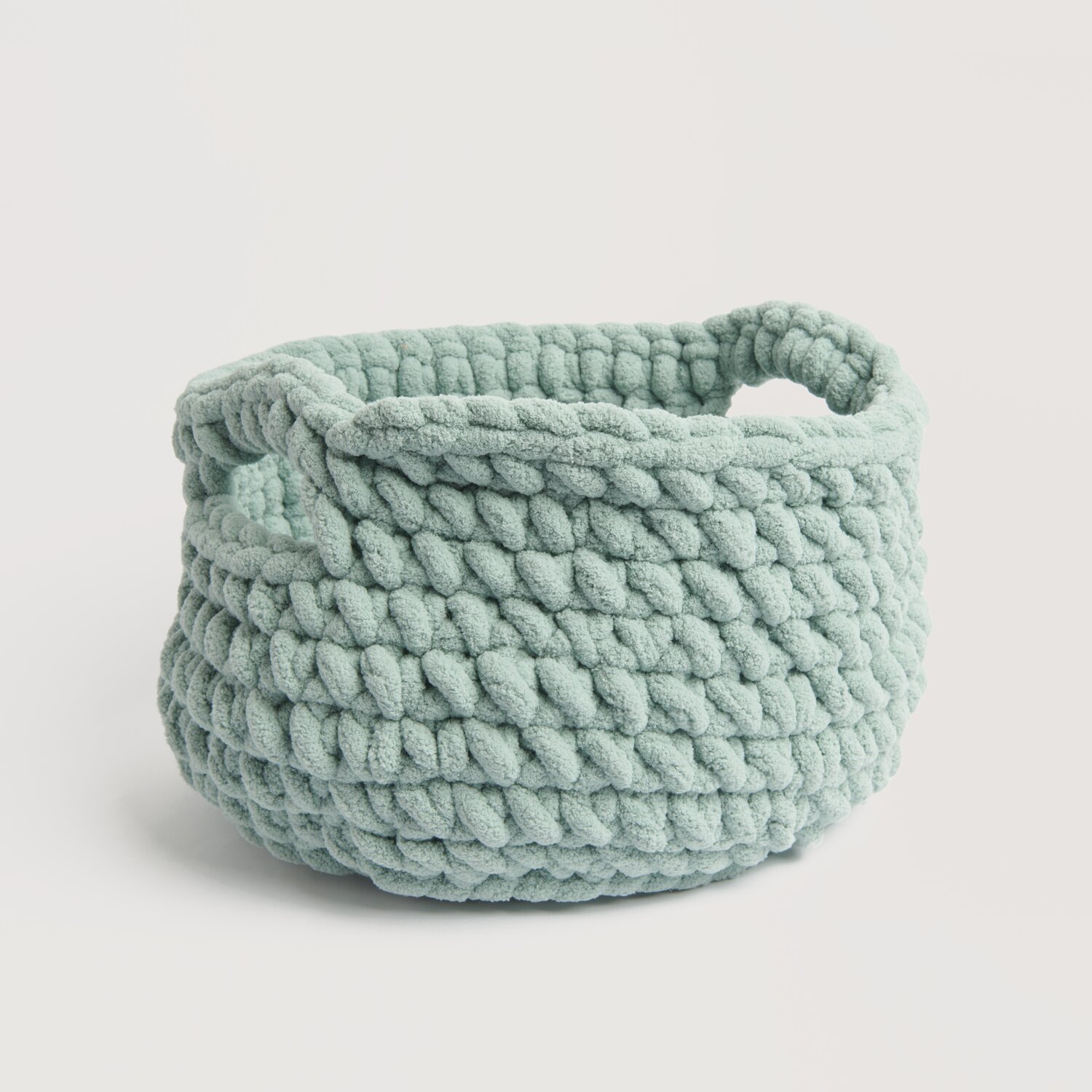 Häkelset Korb Modell 07a: Ein weicher, hellblauer Korb von Rico Design mit grobem Strickmuster.