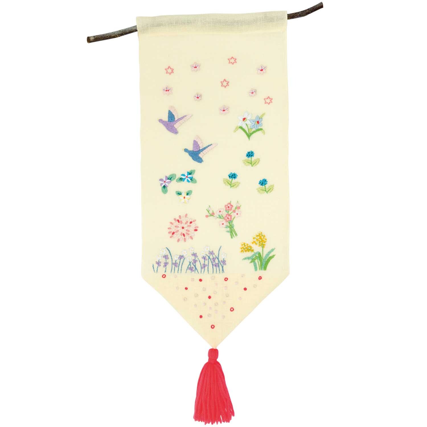 Stickpackung Behang Vögel 20x43cm zeigt bunte Vögel und Blumen auf cremefarbenem Stoff von Rico Design.