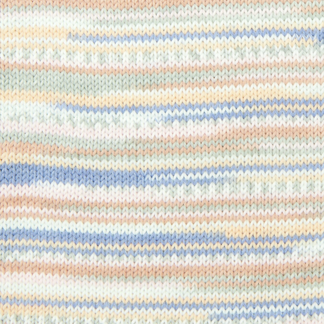 Rico Baby Dream dk A Luxury Touch, gestricktes Muster in sanften Pastelltönen, ideal für Babybekleidung.