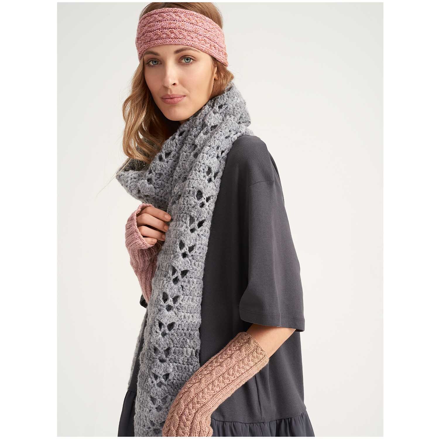 Creative Wool dégradé: Frau trägt gestricktes Stirnband, Schal und Armstulpen in Rosa-Natur von Rico Design.