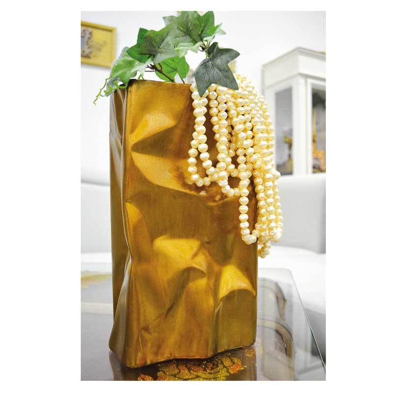 Maya Gold 45ml: Goldene Vase mit Blattdekor und Perlenkette, präsentiert auf einem Glastisch.