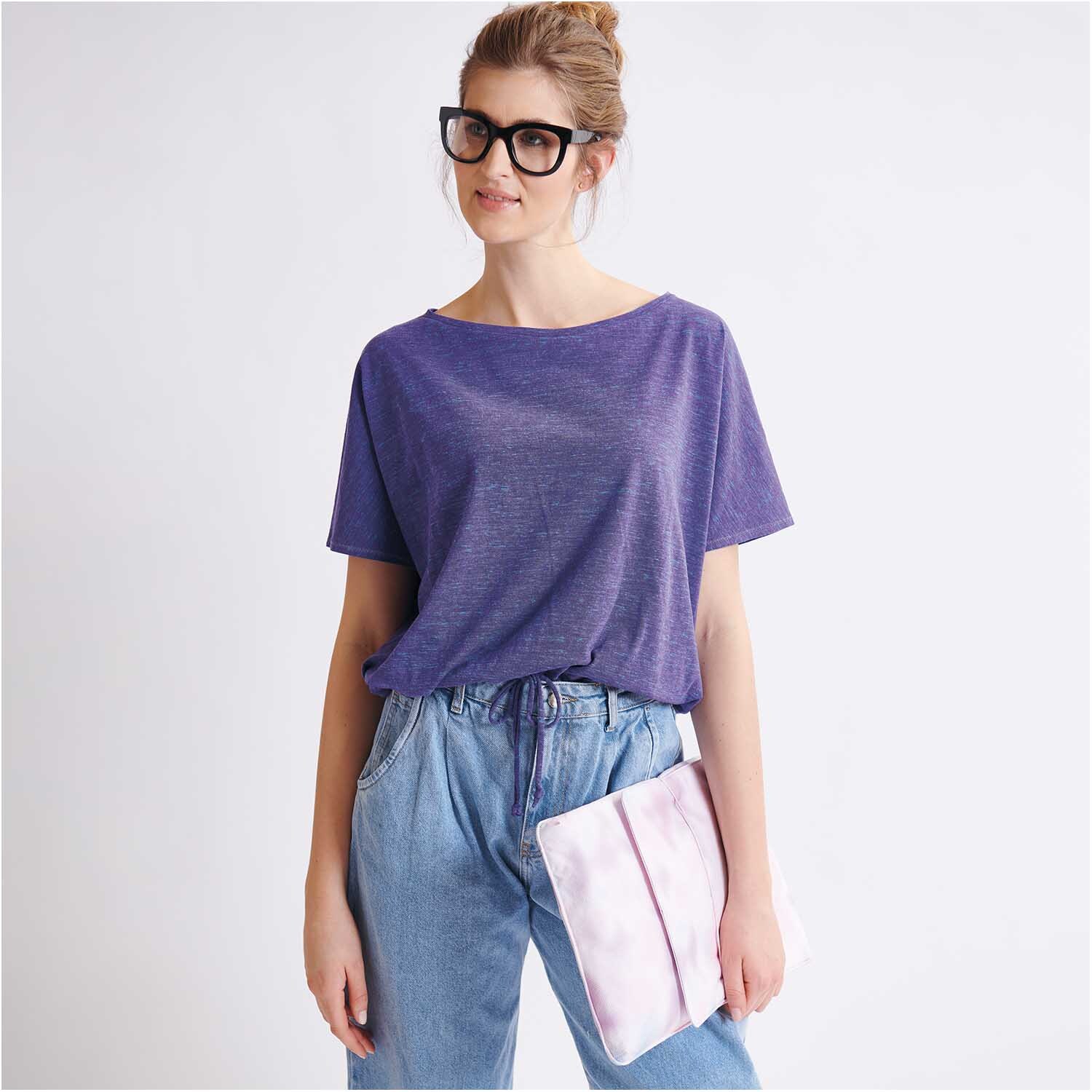 Stoffabschnitt Jersey violett-türkis 80x100cm: Frau in violettem T-Shirt und Jeans, hält eine Tasche. Marke: Rico Design.