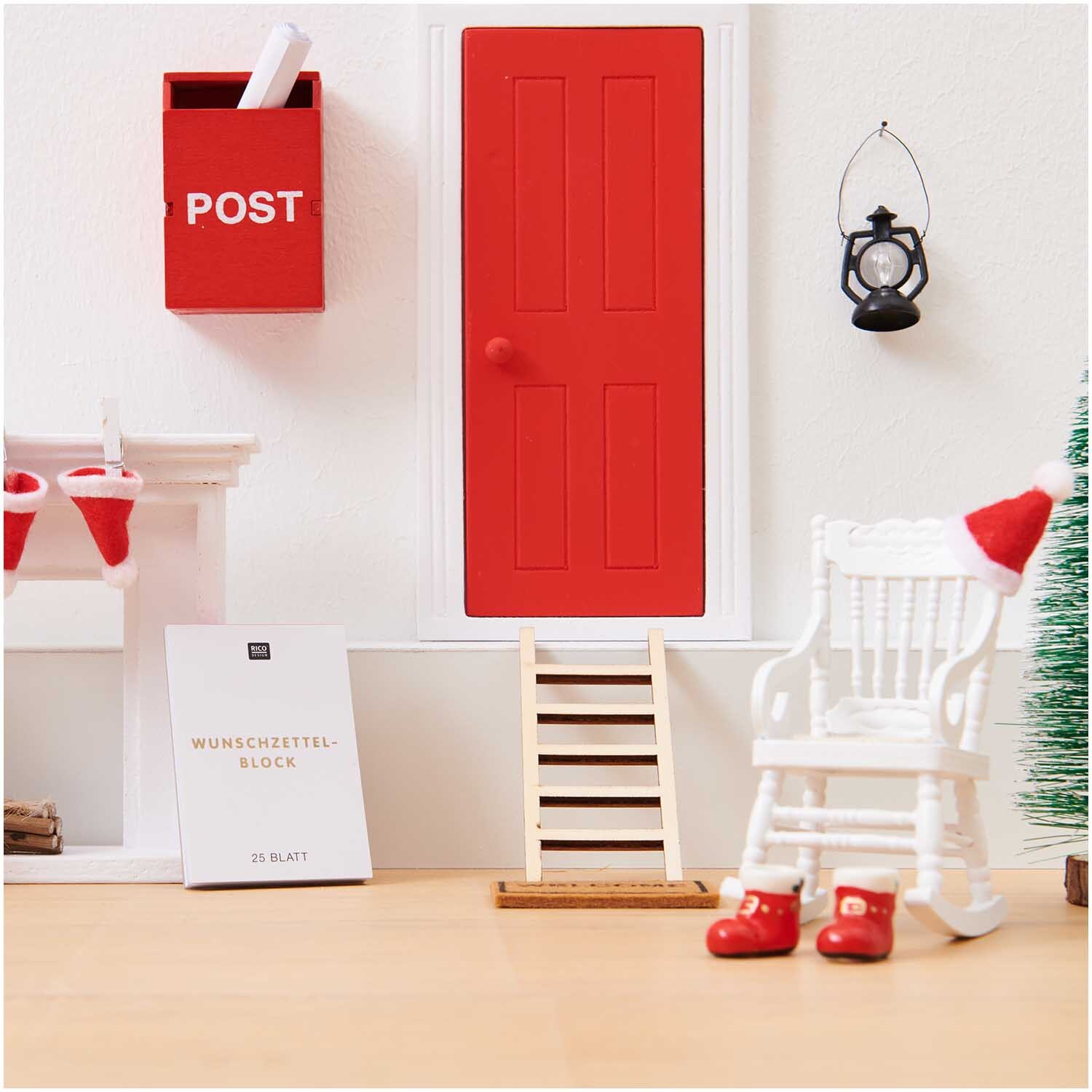 Paper Poetry Wunschzettelblock A8 vor roter Tür mit Postkasten, Schaukelstuhl und Weihnachtsdeko.