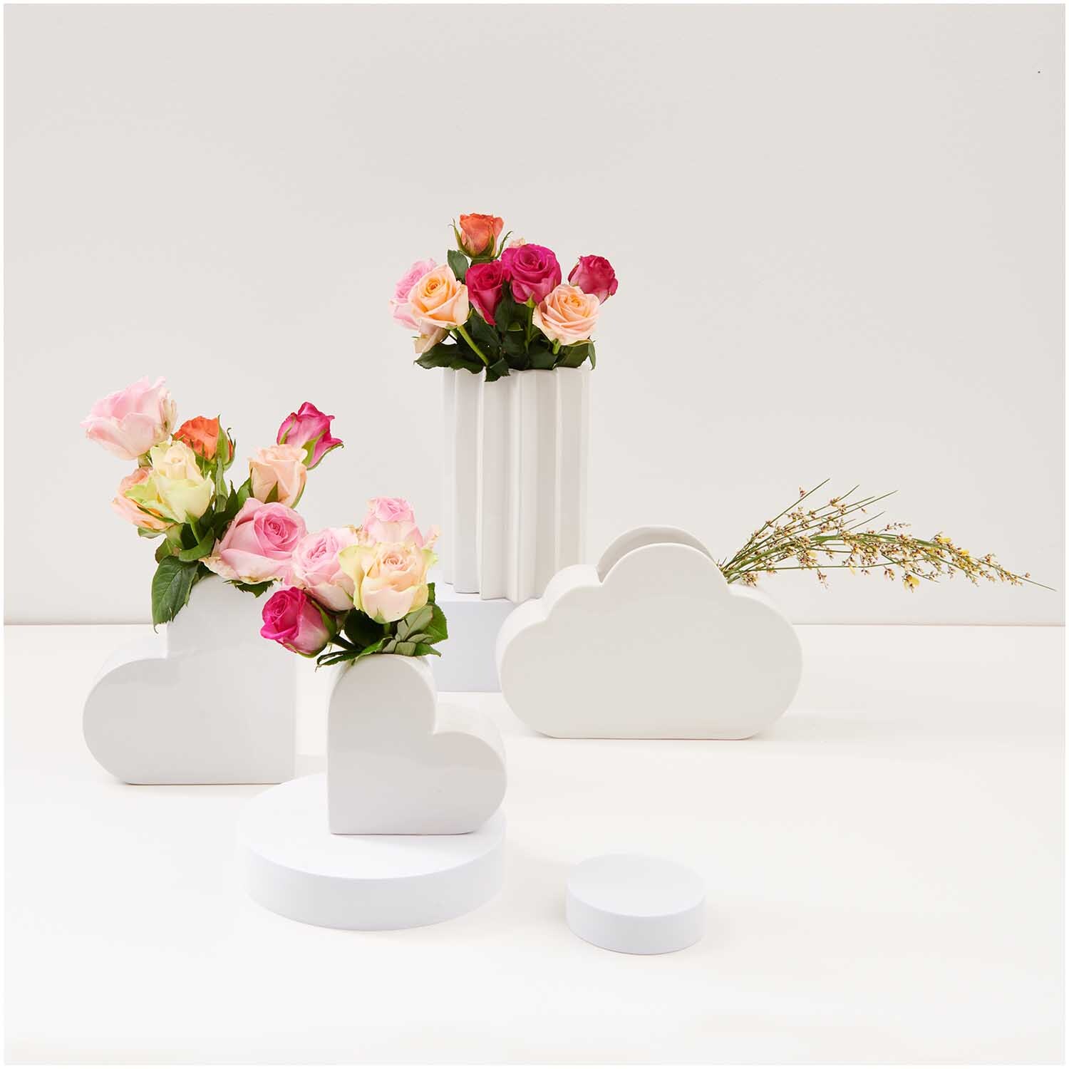Keramik Vase Herz klein 12x5,5x12cm von Rico Design in Weiß, umgeben von Blumenarrangements.