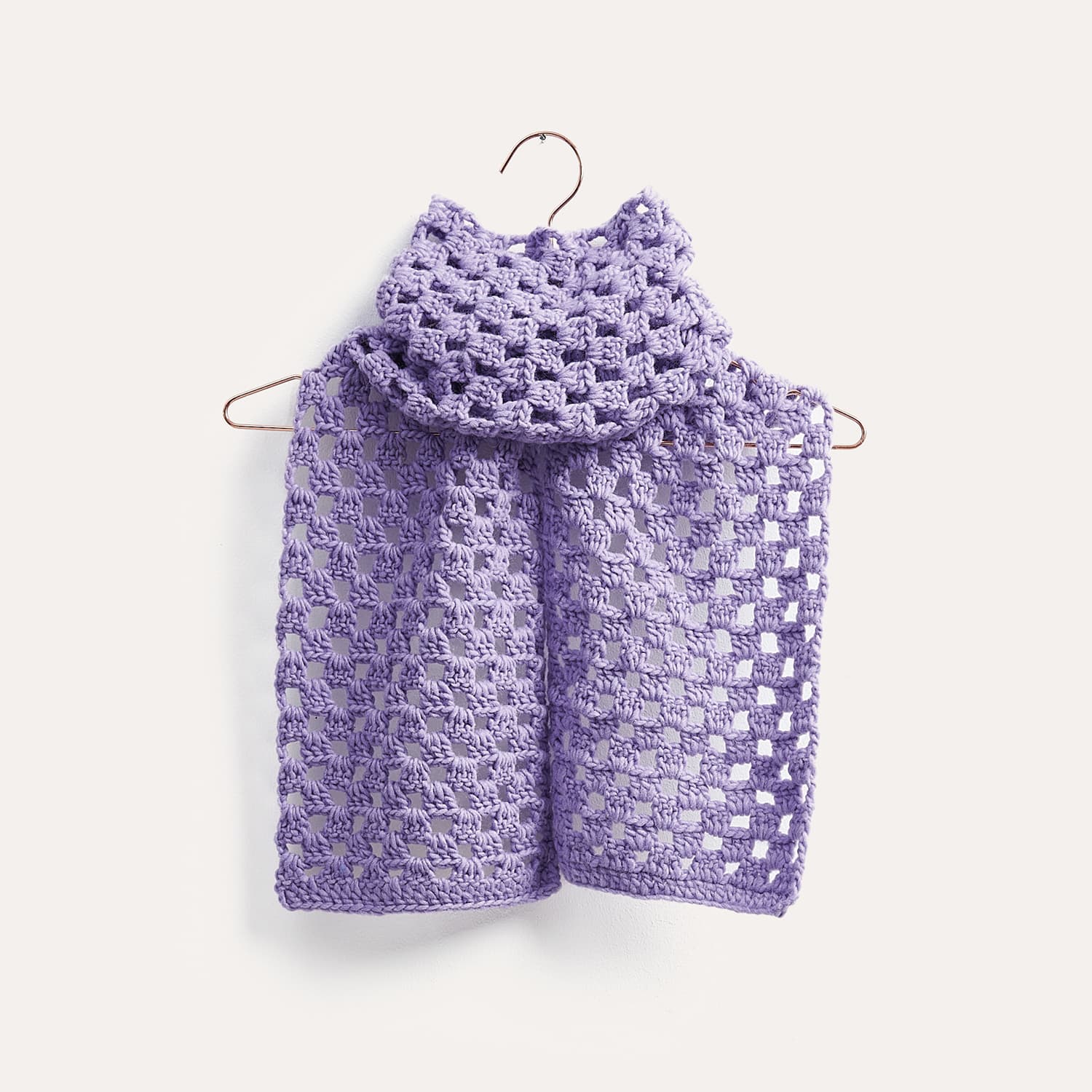 Gehäkelter Schal in Lila: Modell 06 aus dem Heft Winter Crochet Collection