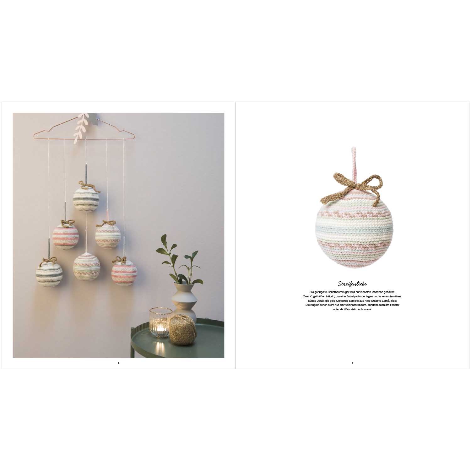 Ricorumi Jolly X-Mas Pastell: Fünf pastellfarbene Weihnachtskugeln von Rico Design hängen dekorativ an der Wand.