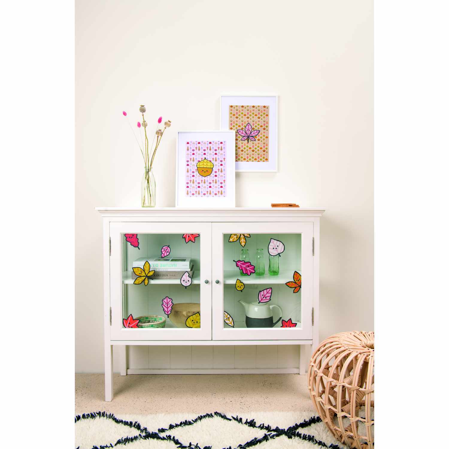 Vorlagenmappe Funny Fall Fenster- und Glasmalerei: Weißes Sideboard mit bunten Herbstblättern und dekorativen Bildern, ideal für kreative Dekorationen.