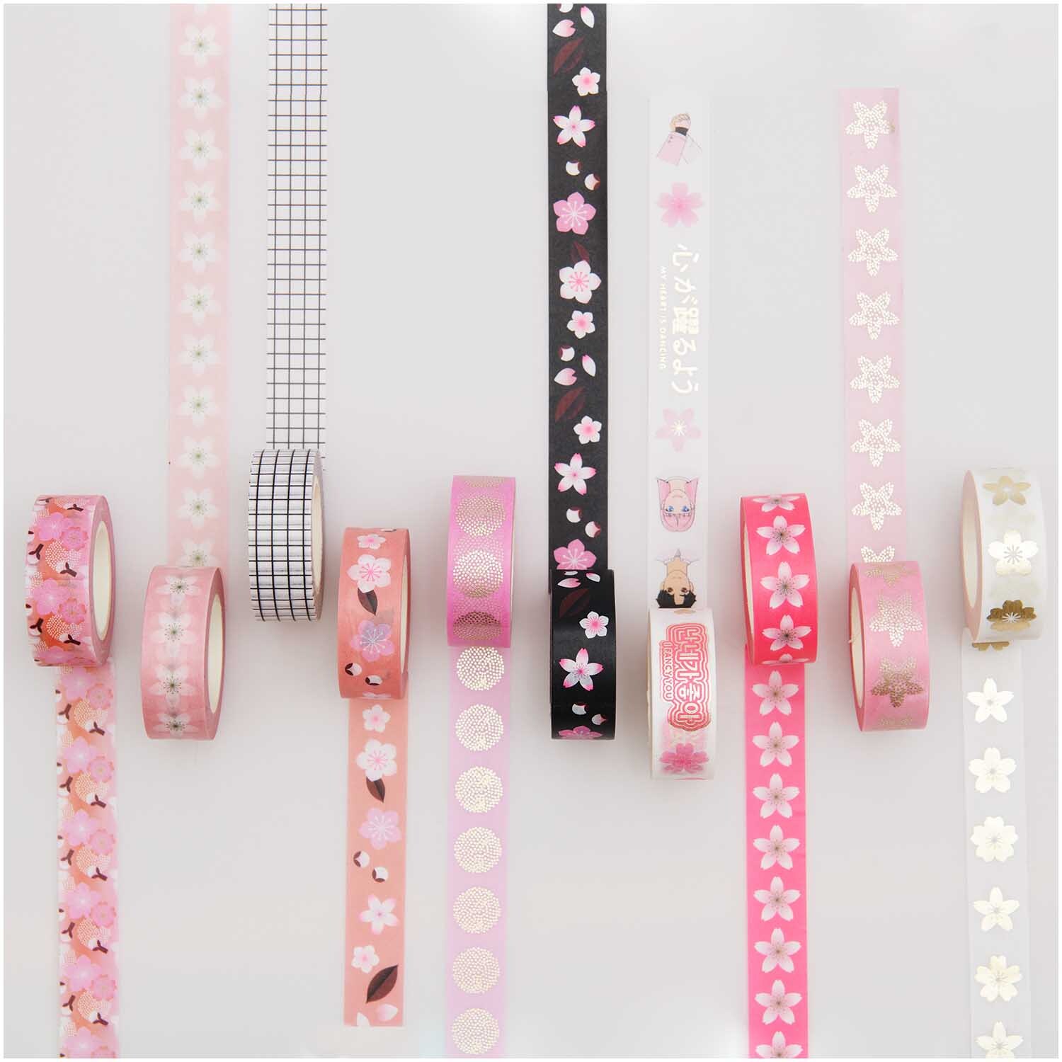 Paper Poetry Tape Set Kirschblüten, 5-teilig, von Rico Design. Mehrfarbige Washi-Tapes mit Kirschblütenmotiven auf hellem Hintergrund.