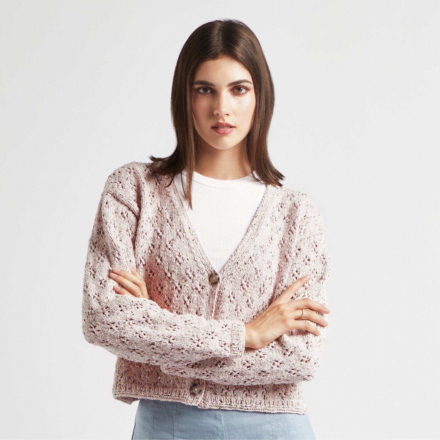 Made by Me No. 20 Frühjahr-Sommer: Frau trägt gestrickte, puderfarbene Jacke aus Rico Design Essentials Super Cotton dk.