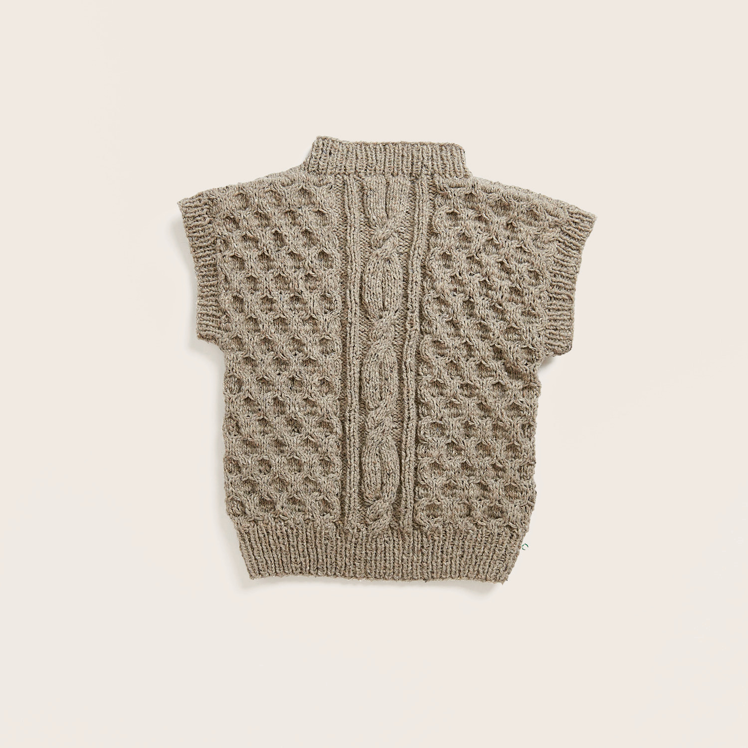Fashion Modern Tweed aran: Handgestricktes Oberteil mit Zopfmuster, ideal für stilvolle Herbstmode.