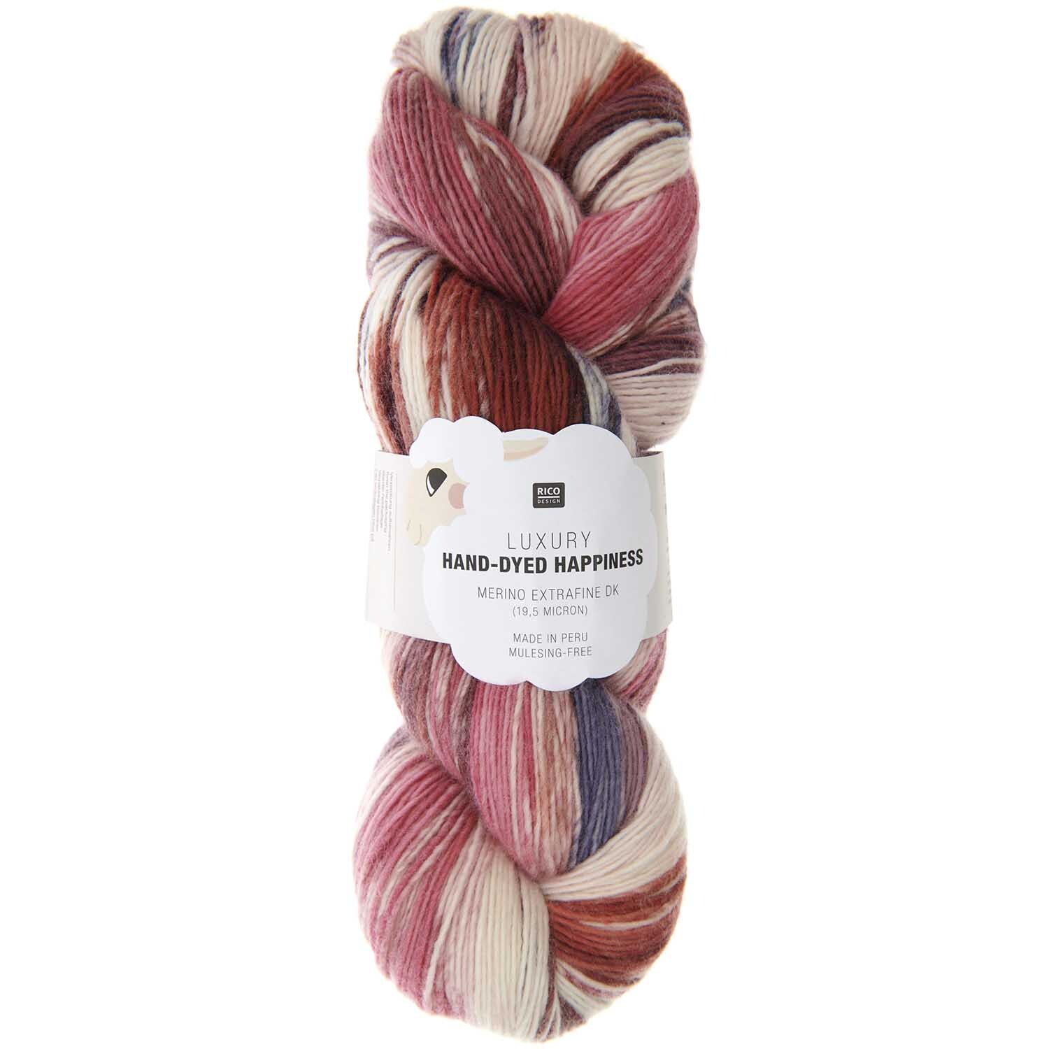 Luxury Hand-Dyed Happiness dk, handgefärbtes Garn in Flieder-Pink von Rico Design, ideal für kreative Strickprojekte.