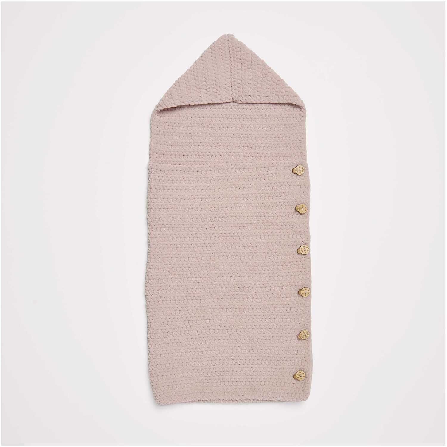 Häkelset Schlafsack Modell 15 aus Baby Chenillove in Rosa mit Knöpfen, ideal für Neugeborene.