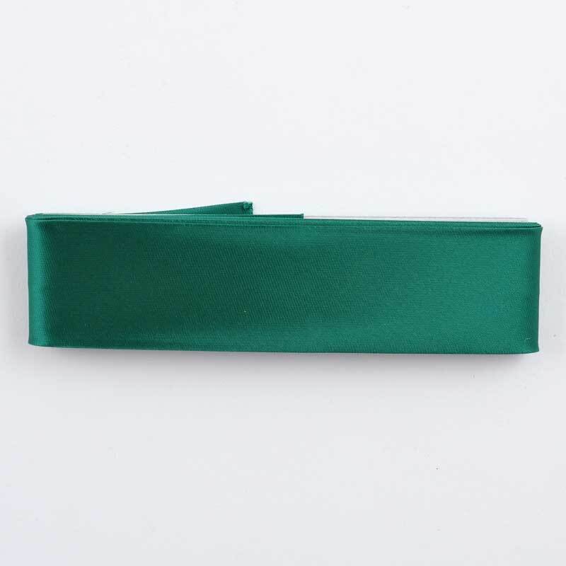 Satin-Schrägband 30mm 2m in elegantem Grün von Gütermann, flach auf weißem Hintergrund liegend. Ideal für Nähprojekte.