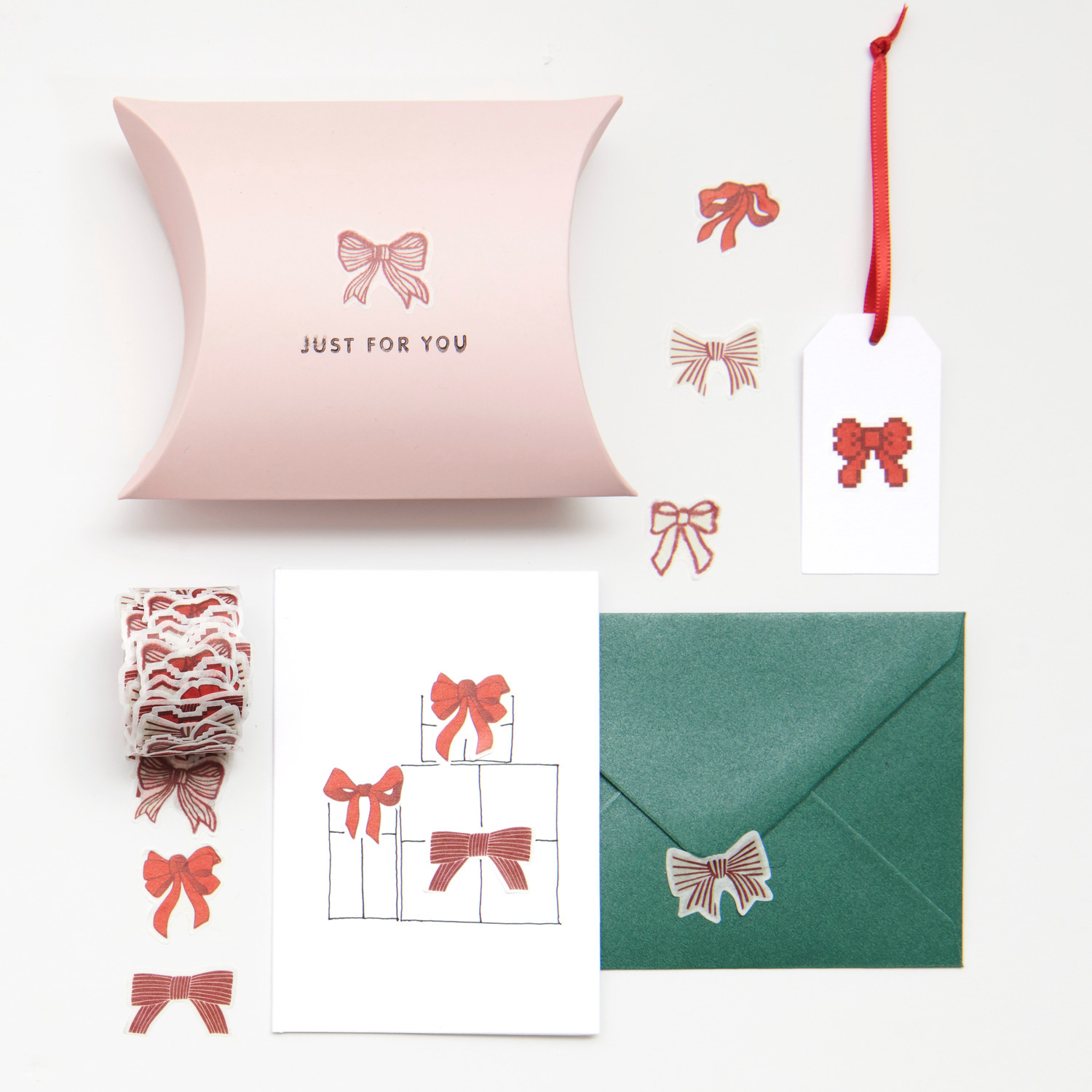 Paper Poetry Washi Sticker Schleifen, 200 Stück, dekorieren Geschenke in Rot und Weiß. Ideal für kreative Verpackungen und Grußkarten.
