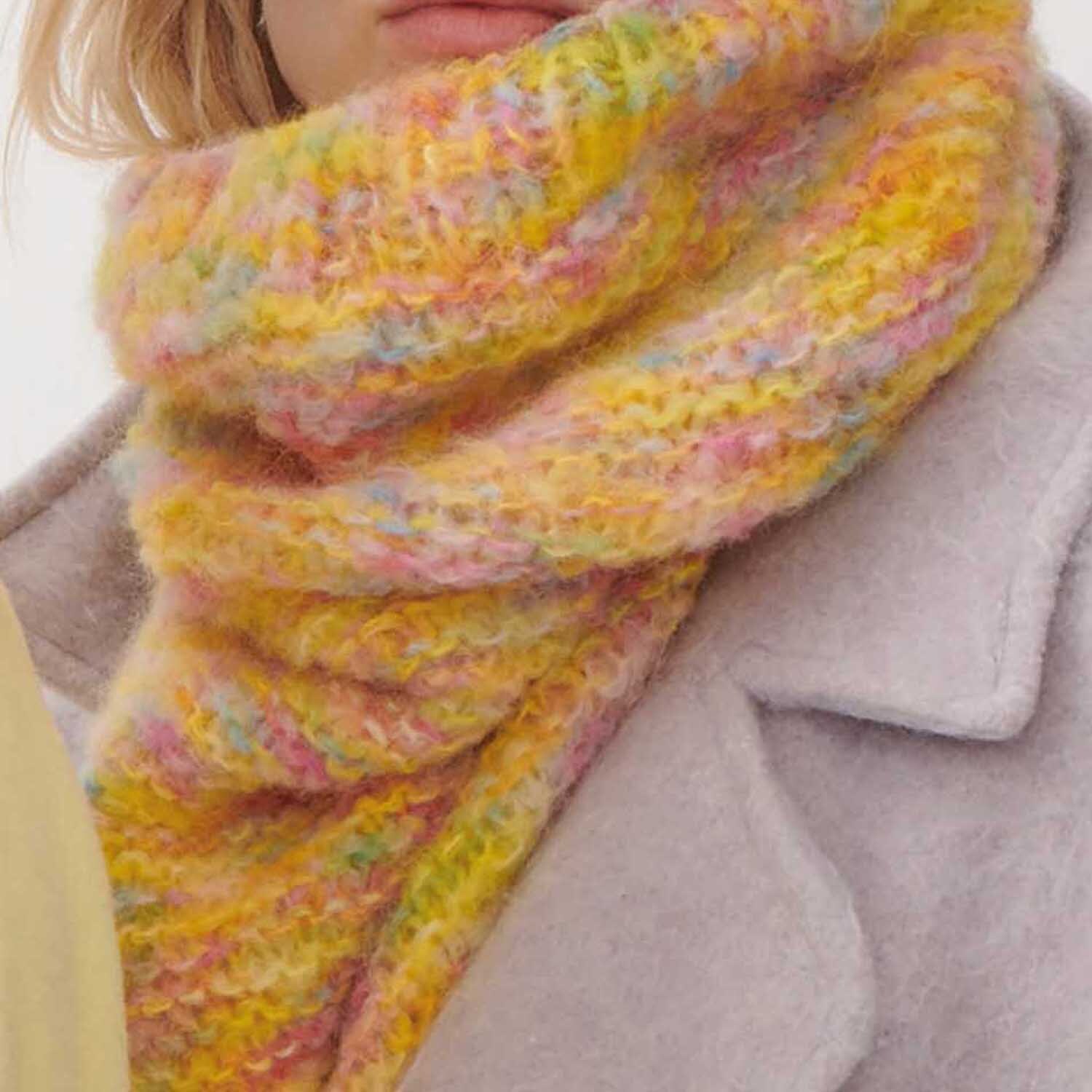 Fashion Light Luxury Hand-Dyed: Weicher, handgefärbter Schal in Gelb von Rico Design, getragen über einem Mantel.