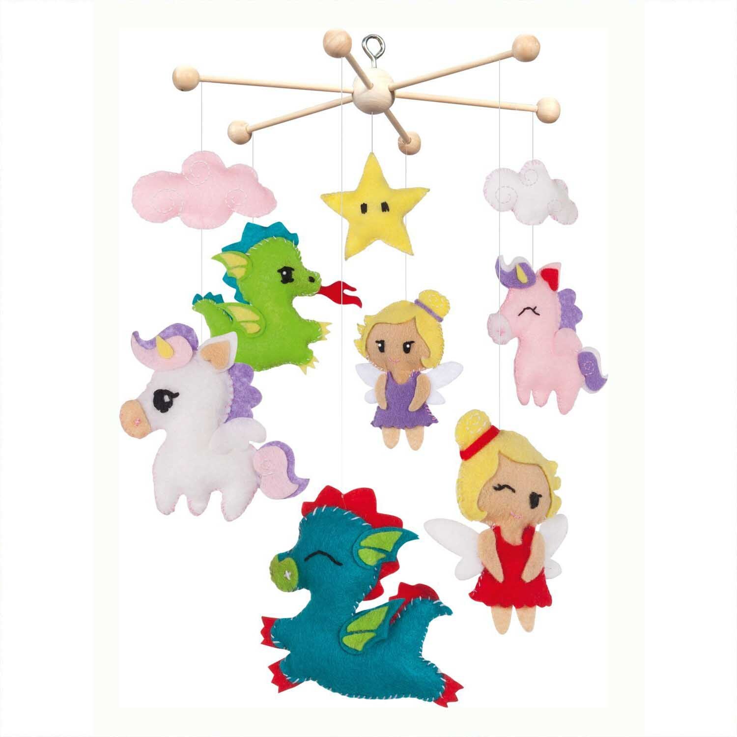 Filz-Bastelset Mobile Zauberwald mit bunten Filzfiguren wie Einhörnern, Feen und Drachen. Ideal für kreative Kinderzimmerdekoration.
