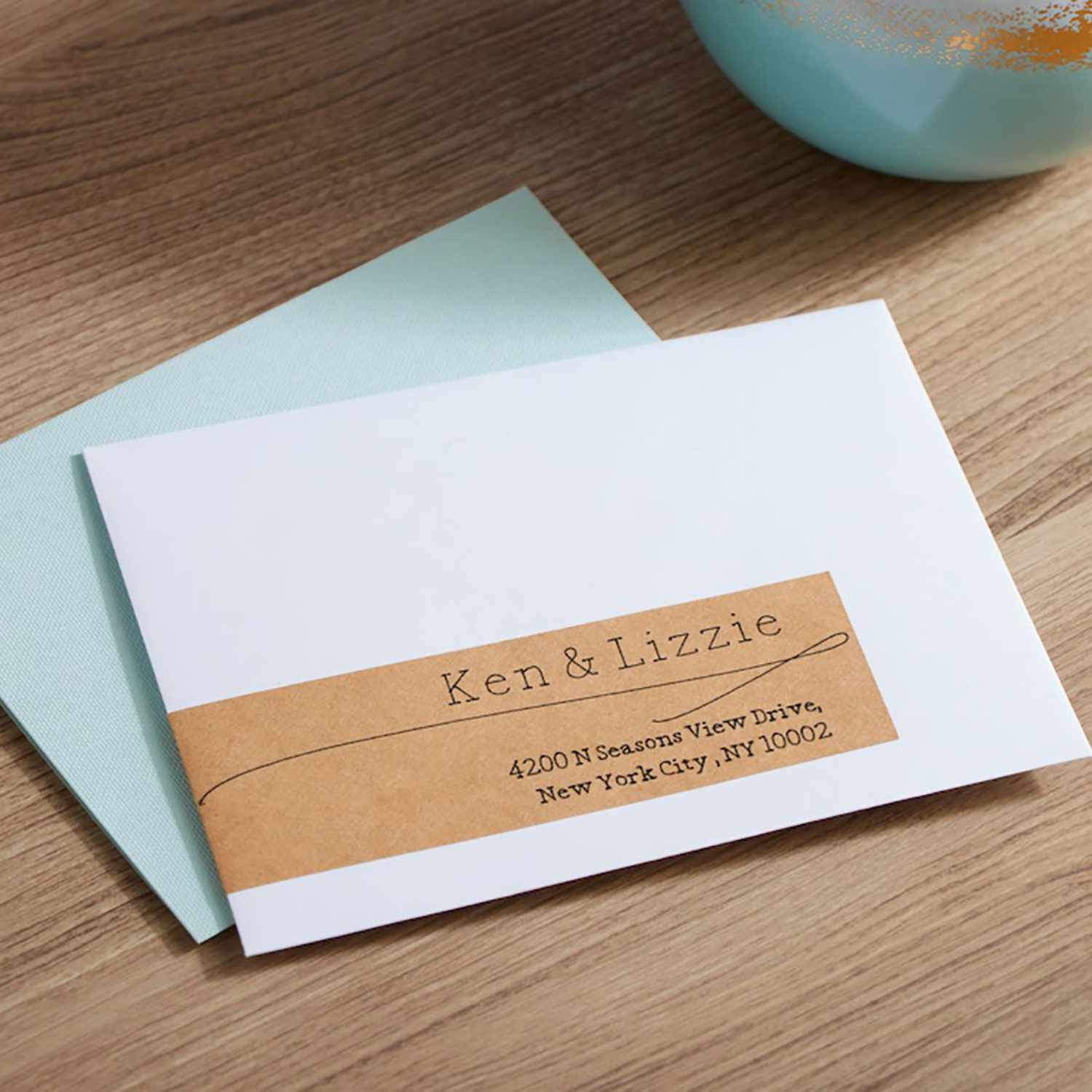 Joy Smart Label Cardstock braun 13,9x30,5cm 4 Stück, ideal für elegante Einladungen, mit personalisiertem Text auf Holzoberfläche.