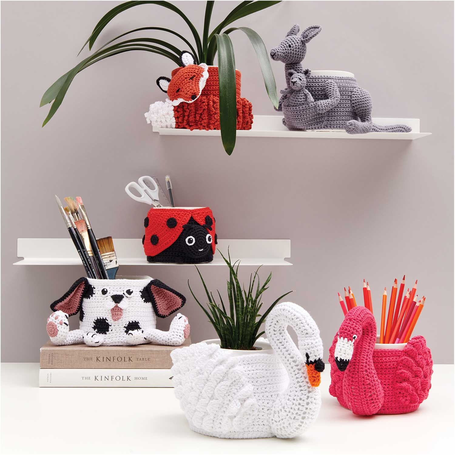 Creative Cotton aran: Verschiedene gehäkelte Tierfiguren und Stifthalter aus Baumwolle von Rico Design.