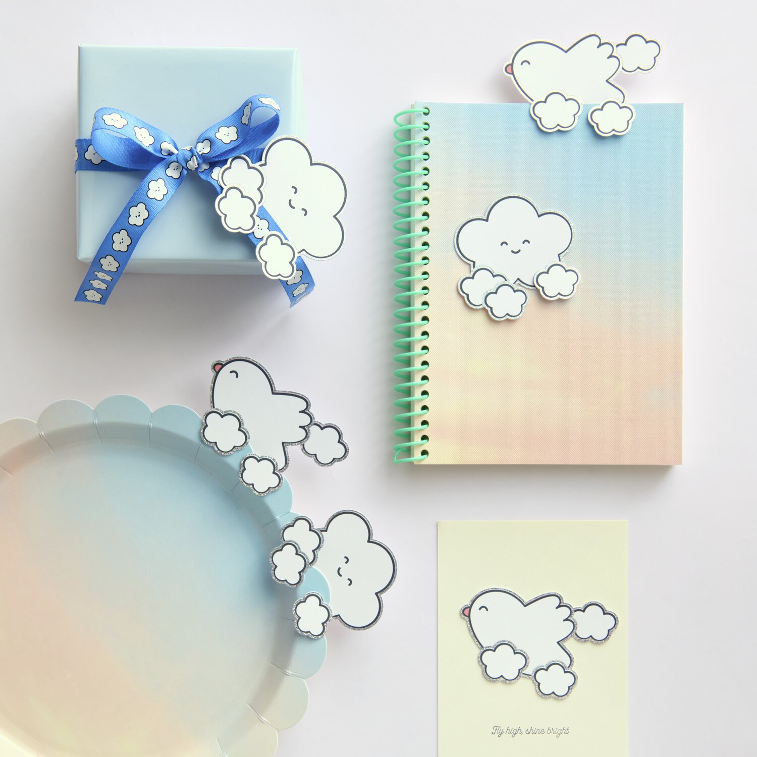 Paper Poetry Clip-Ons Chingu Wolken/Herzen Weiß: Dekorative Clips auf pastellfarbenem Notizbuch und Geschenkbox.