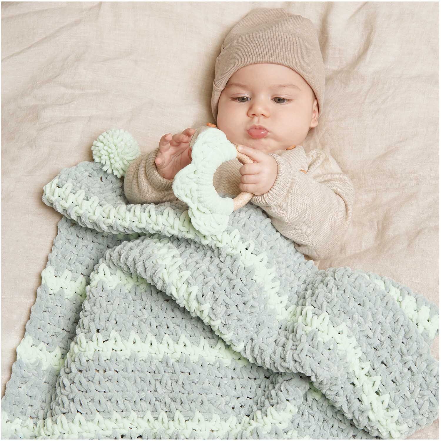 Creative Chenillove: Ein Baby liegt auf einer Decke in sanften Aqua-Tönen von Rico Design.