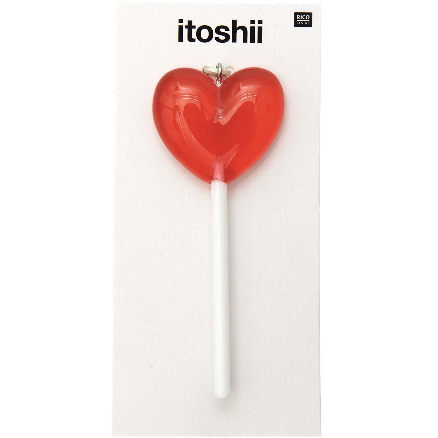 itoshii Lolli Anhänger in Herzform, rot, von Rico Design, präsentiert auf weißem Hintergrund.
