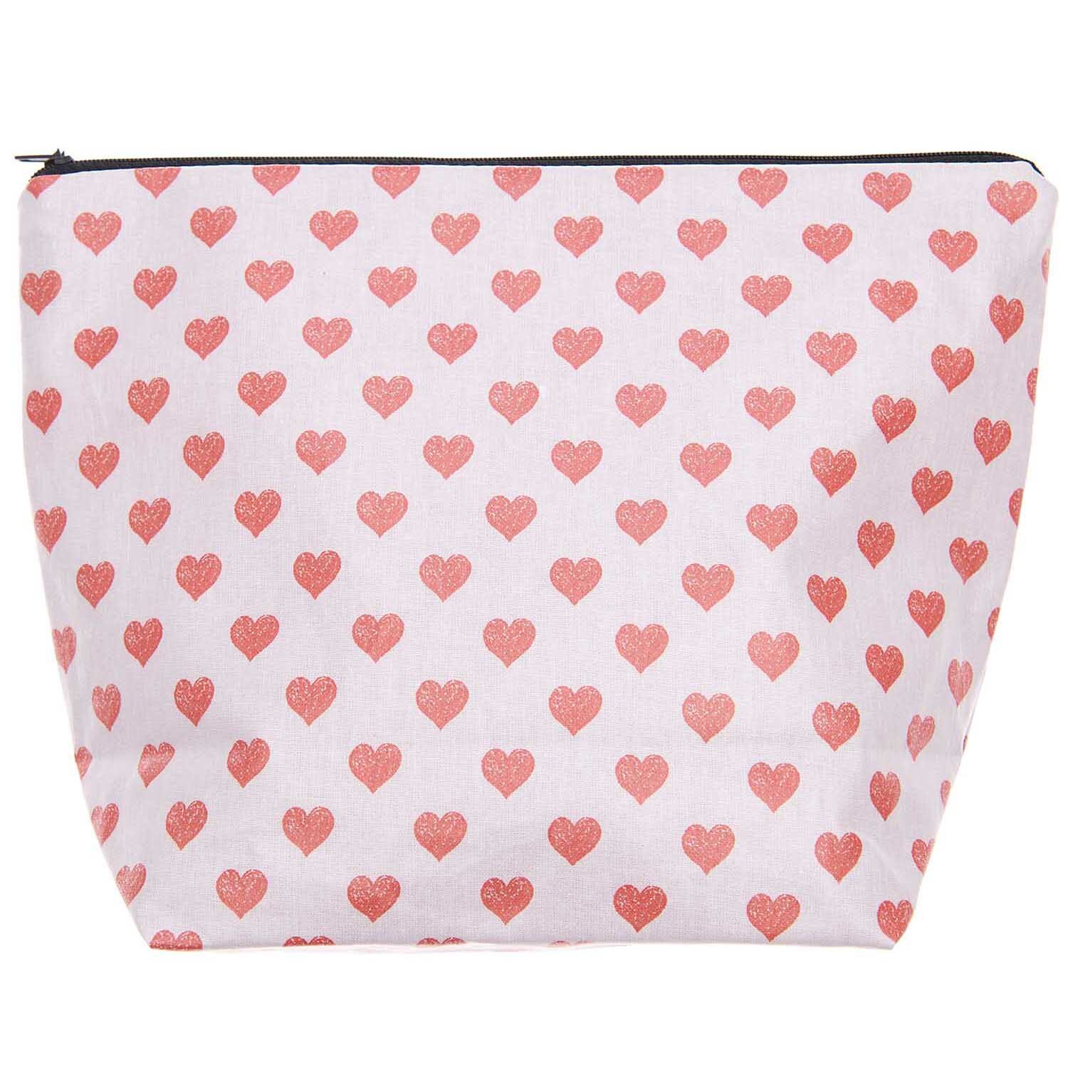 Kosmetiktasche Herzen 28x21x9cm von Rico Design mit roten Herzmotiven auf weißem Hintergrund. Ideal für Reisen.