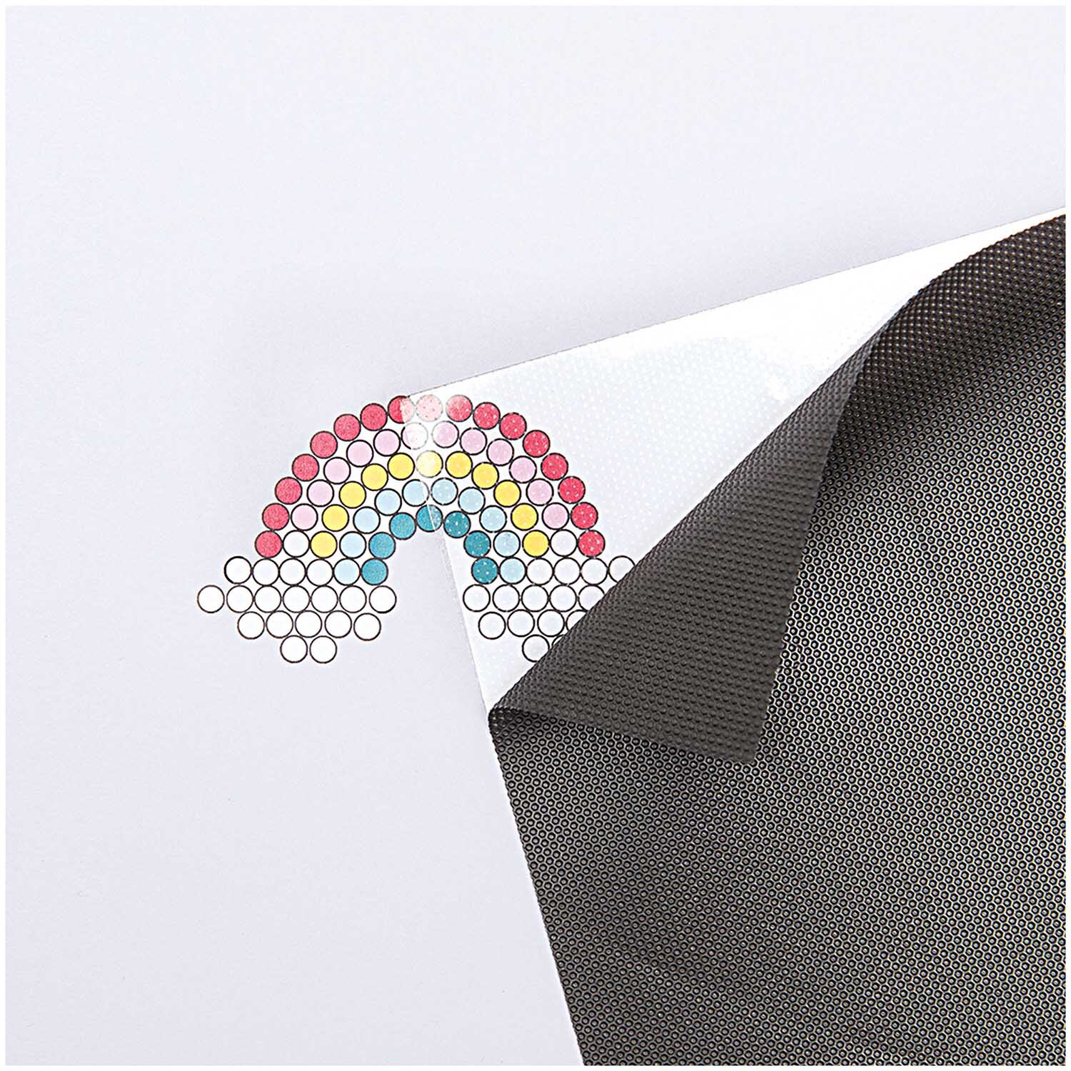 Strasssteine mehrfarbig 4mm zum Aufbügeln von Rico Design zeigen einen bunten Regenbogen auf Stoff.