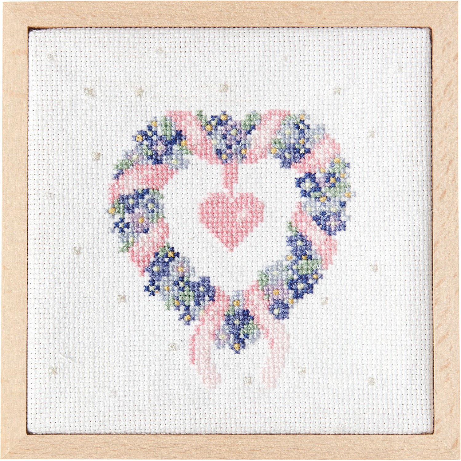 Stickpackung Bild Herzkranz im Dekorahmen zeigt ein Herz aus Blumen in einem Holzrahmen. Ideal für kreative Dekoration.